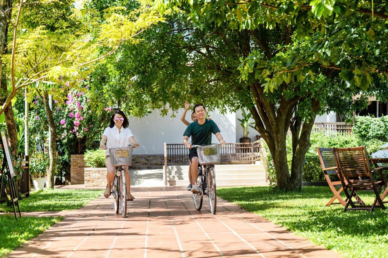 Rivertown Hoi An Resort & Spa Exterior foto Students on bicycles