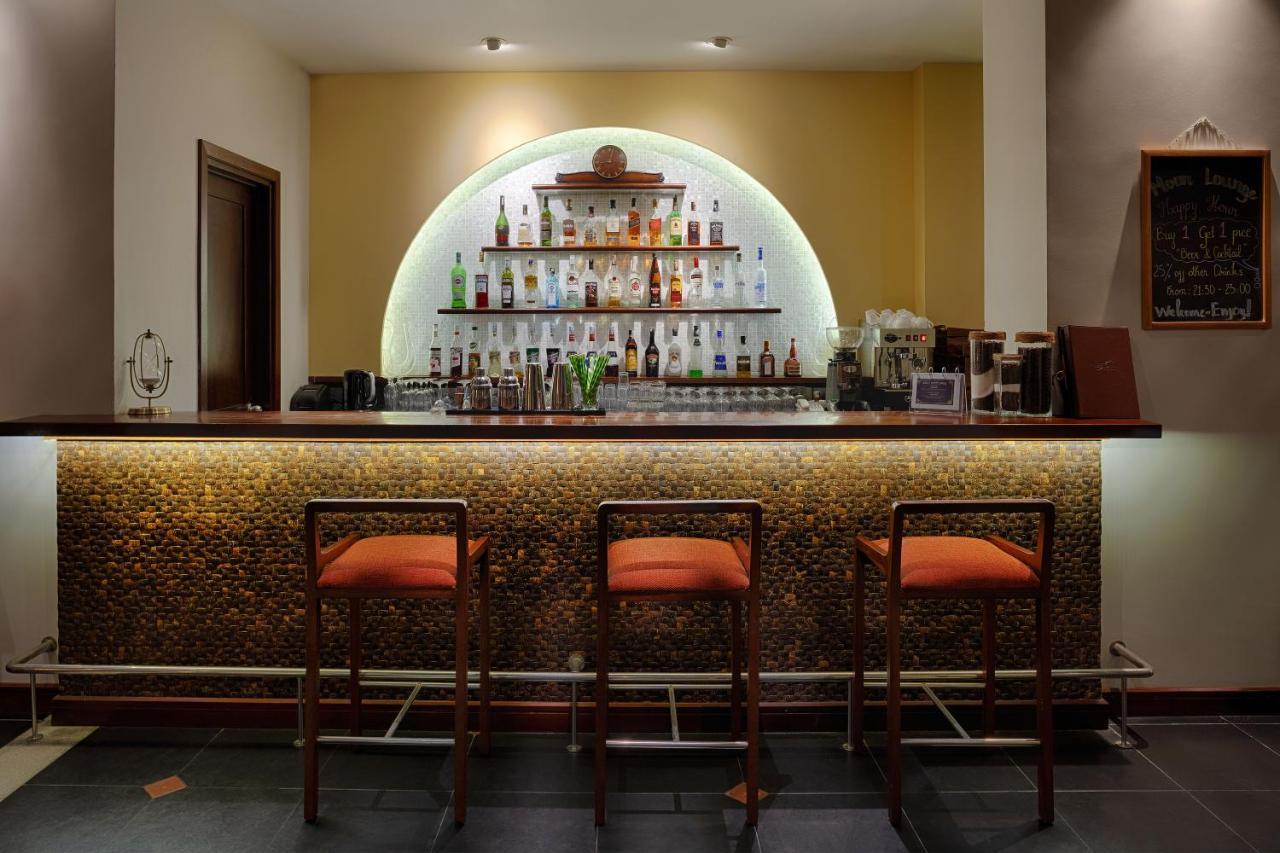 Rivertown Hoi An Resort & Spa Exterior foto A bar at a hotel