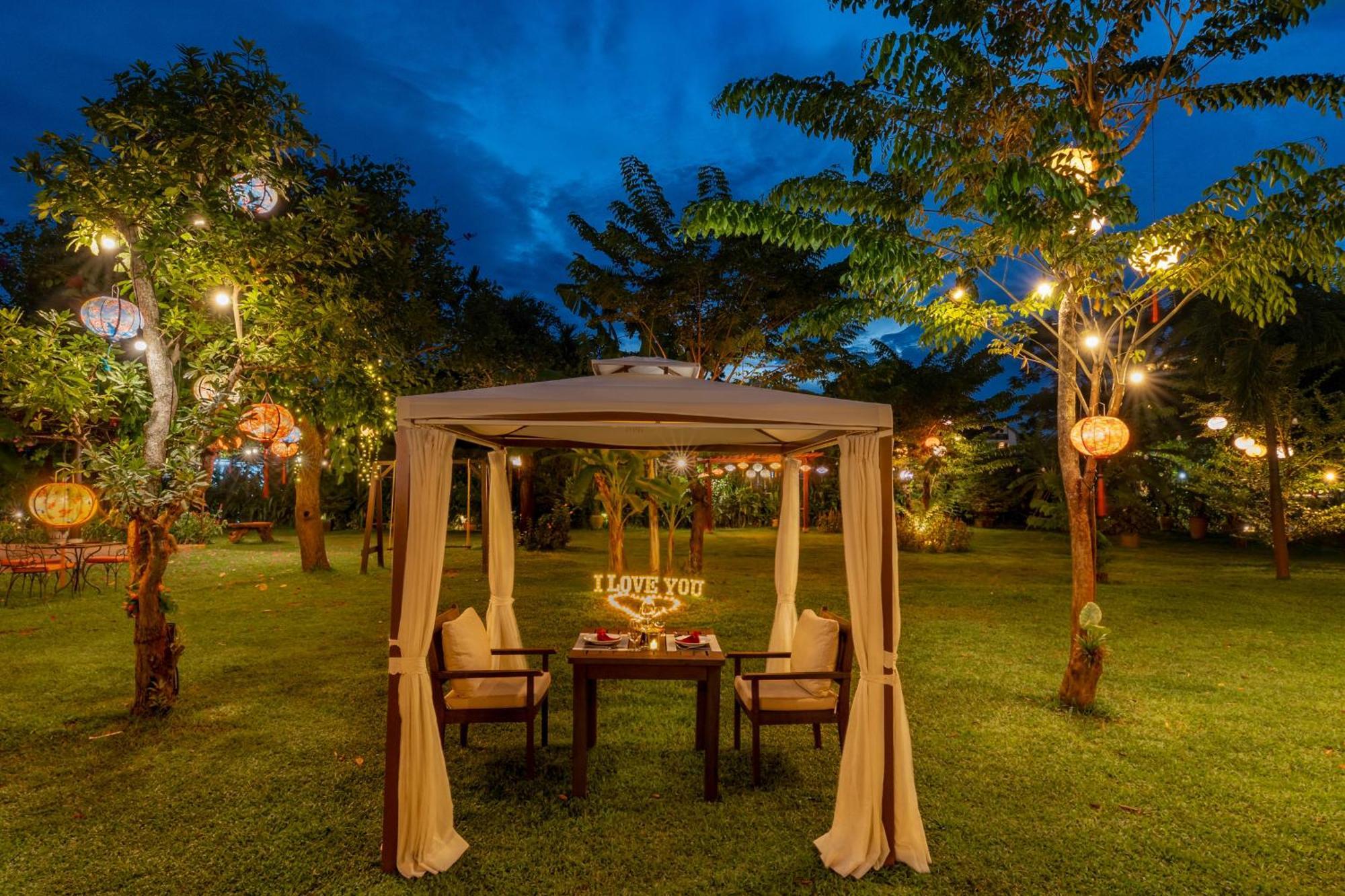 Rivertown Hoi An Resort & Spa Exterior foto The Garden at The Royal
