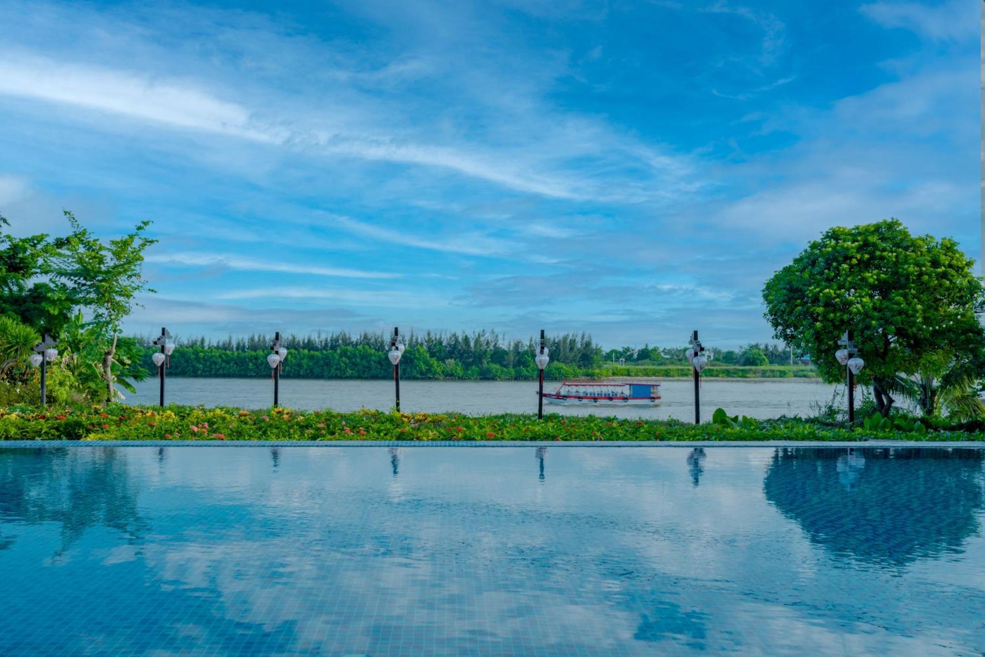 Rivertown Hoi An Resort & Spa Exterior foto View of the Chao Phraya River from the Royal River Hotel