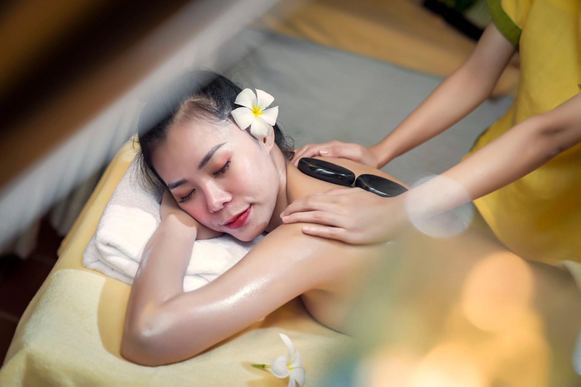Rivertown Hoi An Resort & Spa Exterior foto Hot stone massage