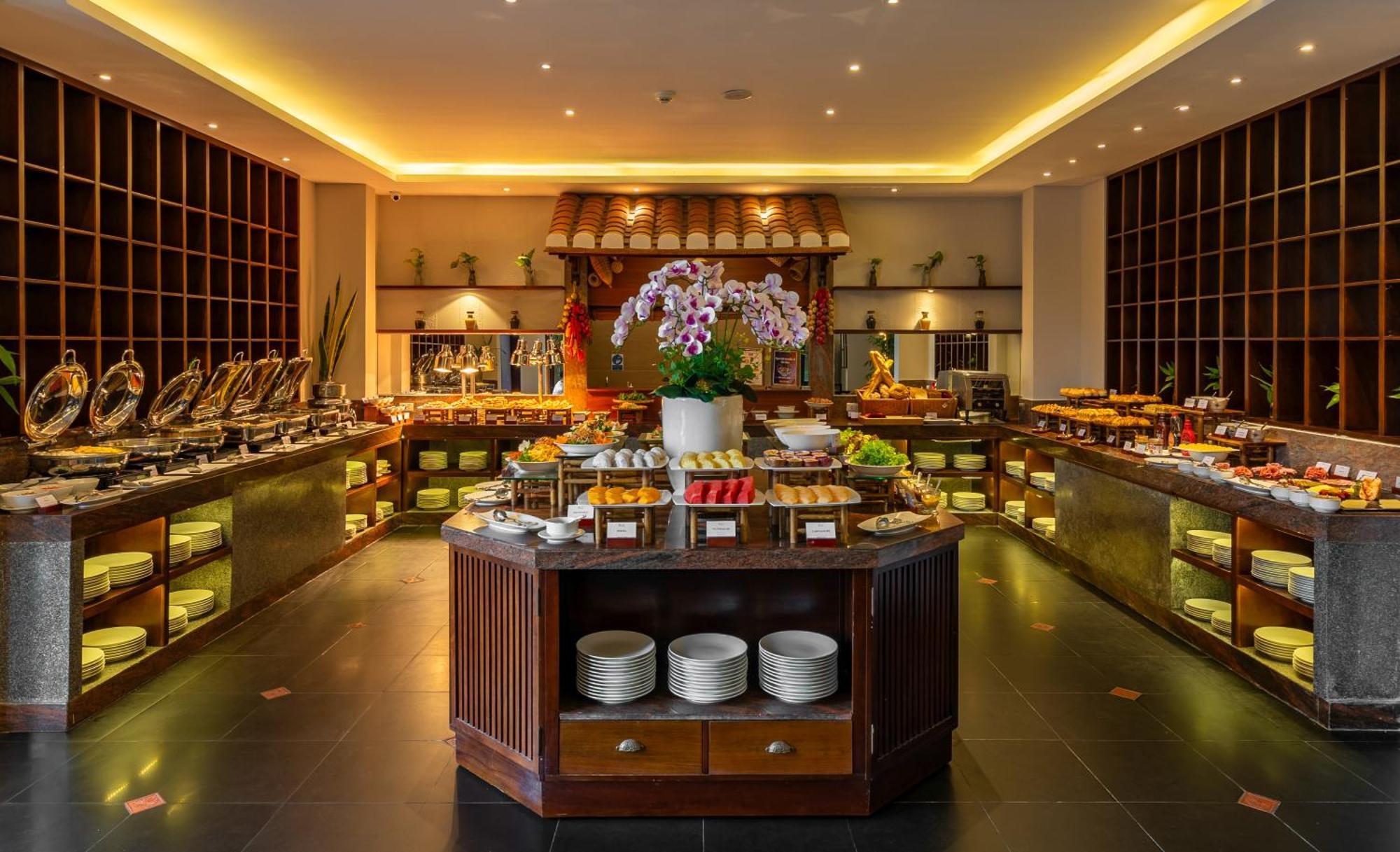 Rivertown Hoi An Resort & Spa Exterior foto The buffet at the restaurant