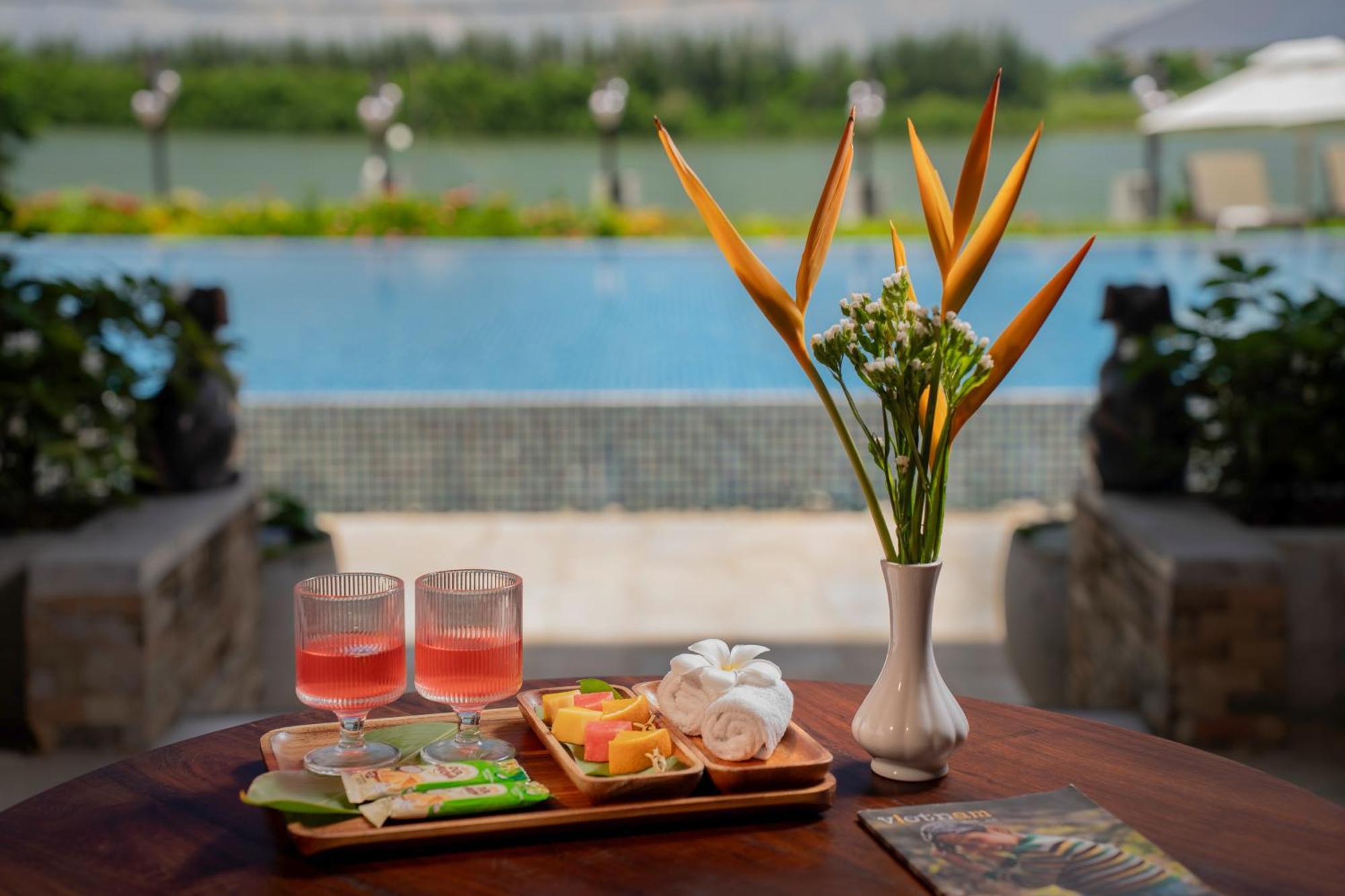 Rivertown Hoi An Resort & Spa Exterior foto The pool at the hotel