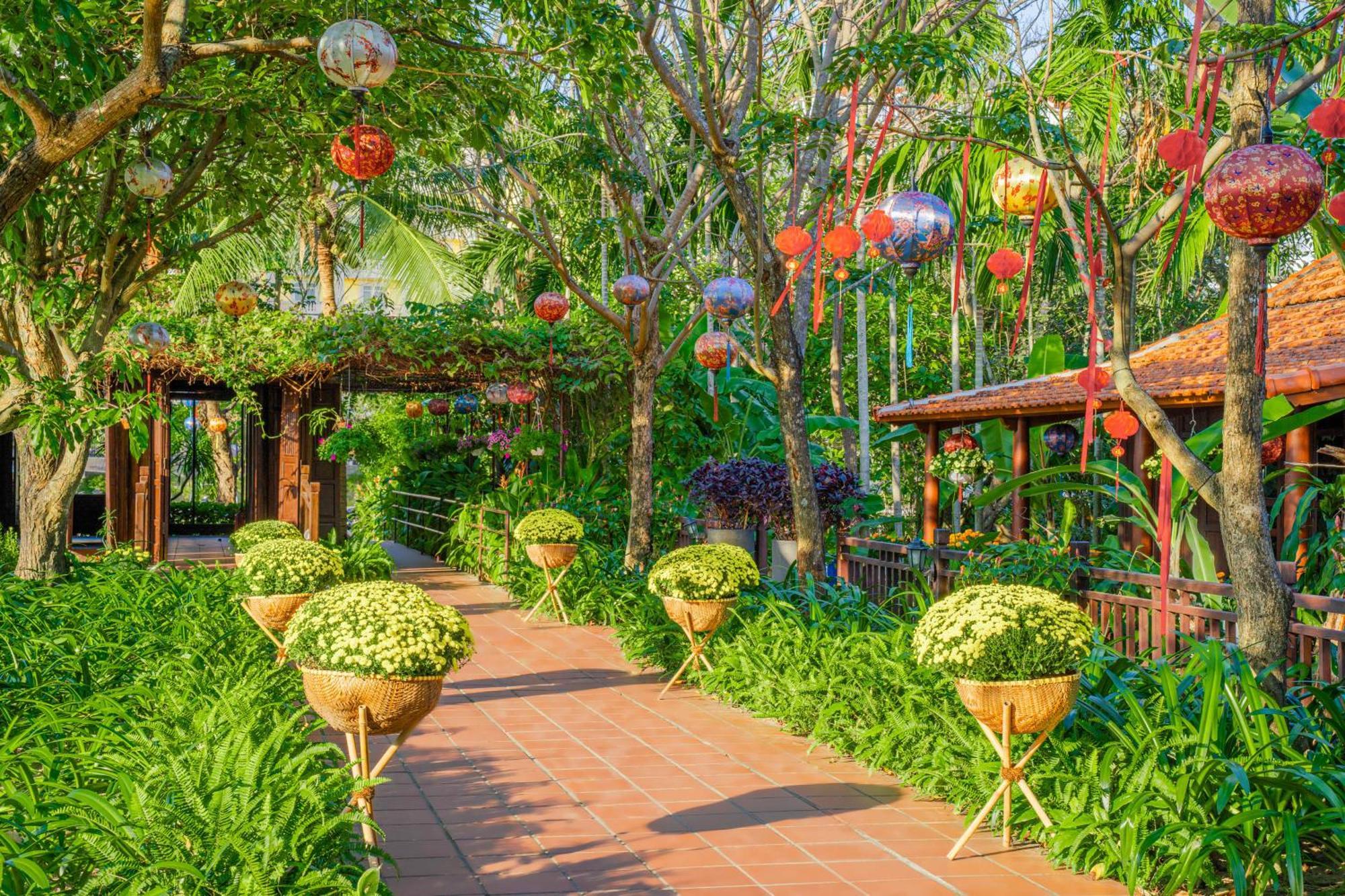 Rivertown Hoi An Resort & Spa Exterior foto The path of the resort
